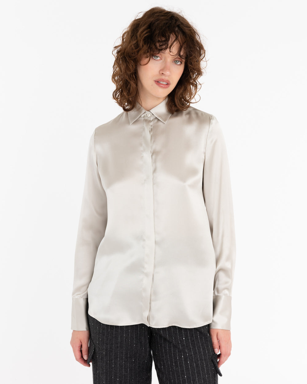 gray slik shirt